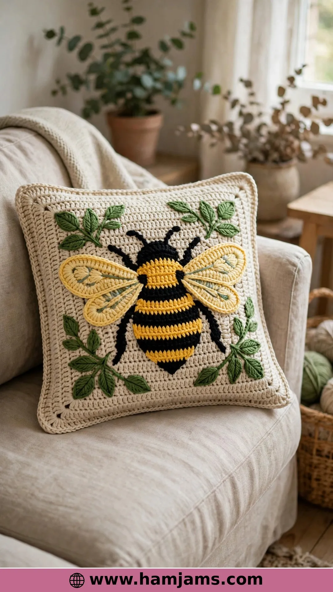 An Intarsia Bee Pillow for the Sofa