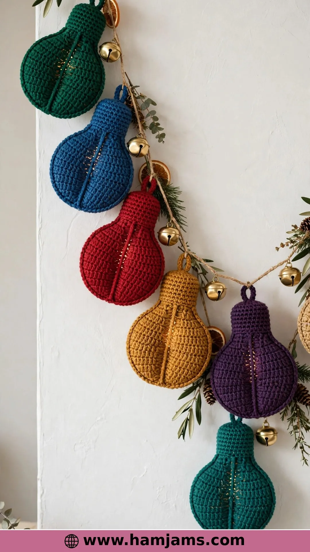 Festive Crochet Christmas Garland by Zamiguz