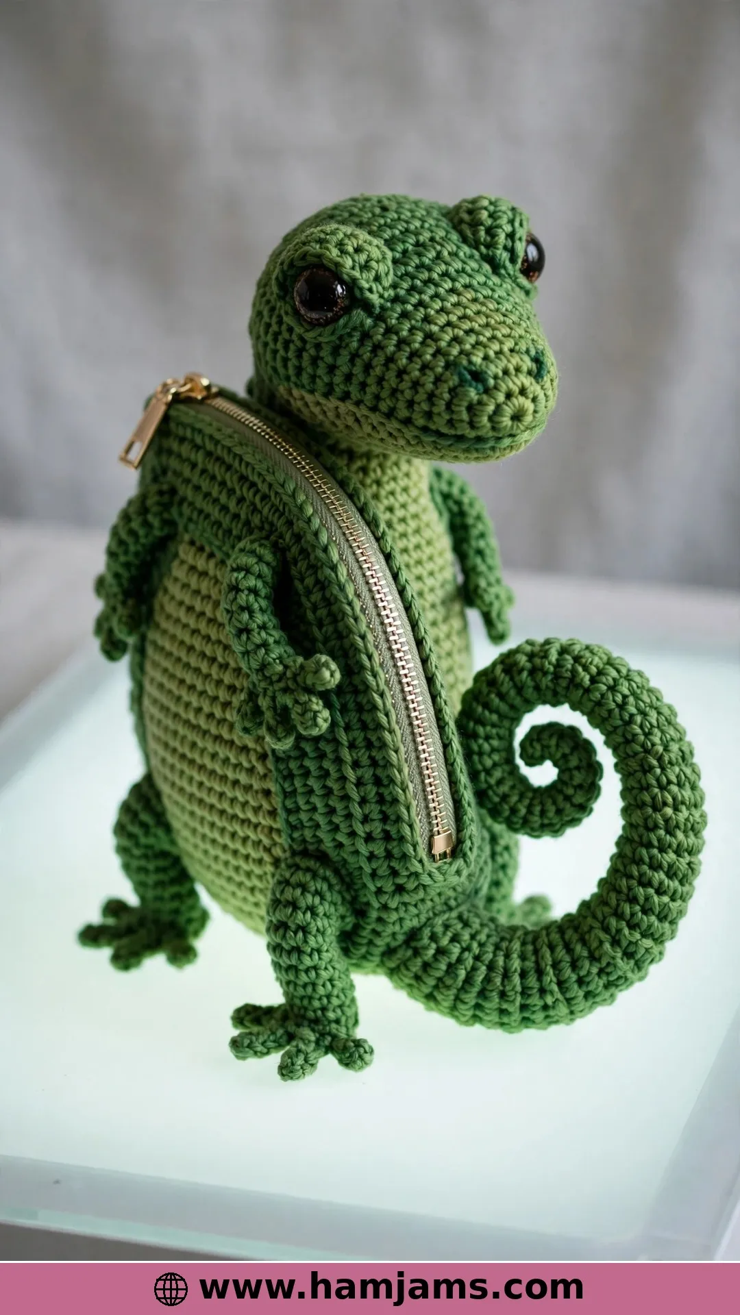 A Gecko Handbag That Turns Heads