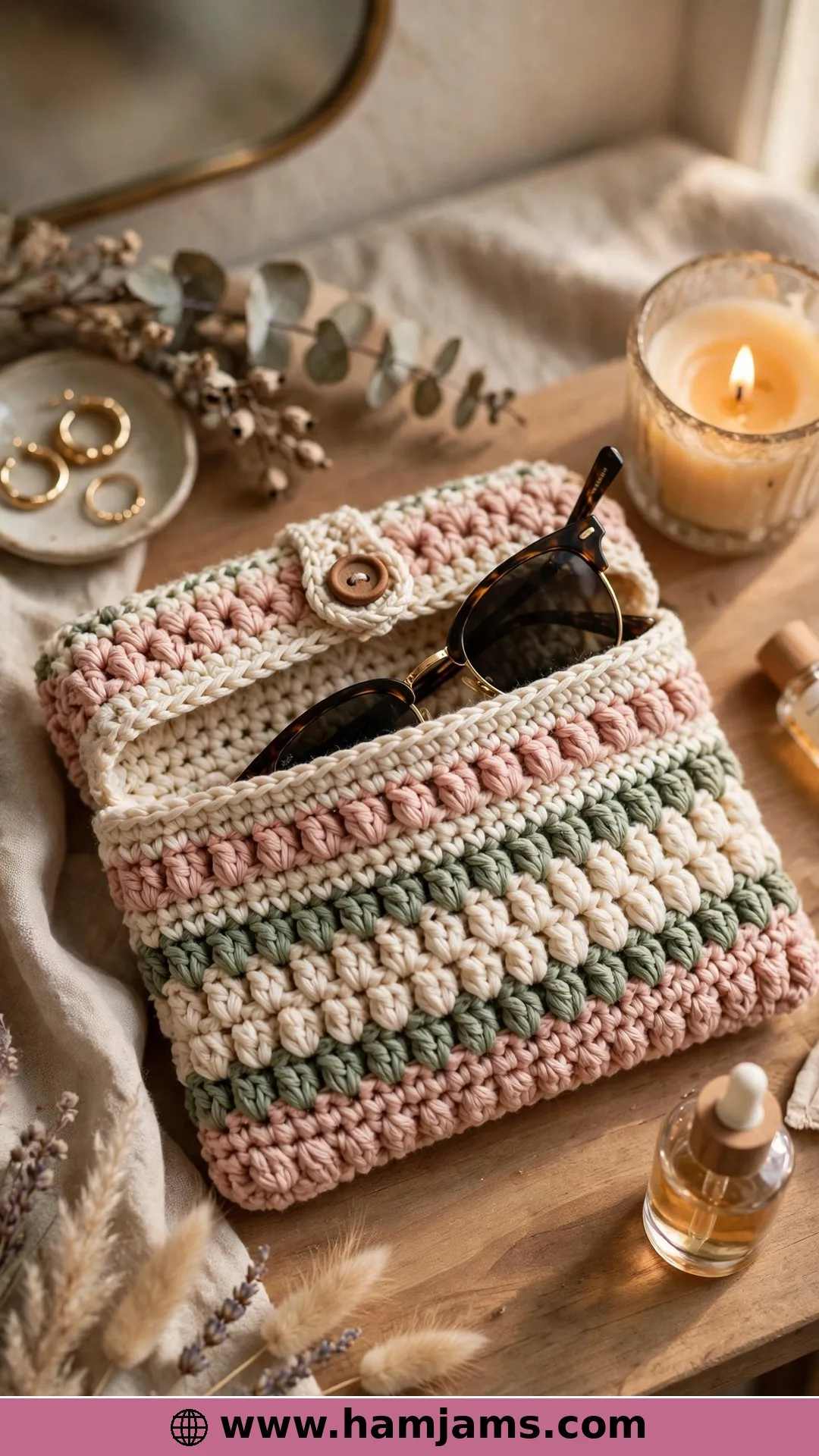A Three-Colour Pouch With Pretty Cluster Rows