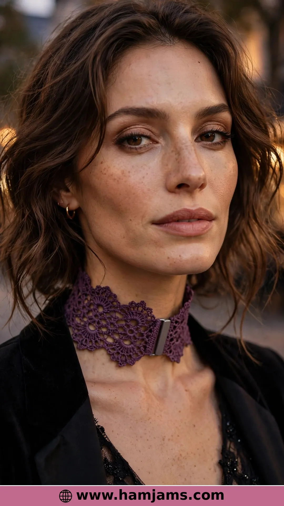 A Wide Lace Choker in Bamboo